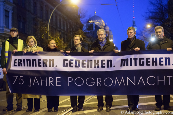 The demonstration arrived on Oranienburgerstraße as the sun was setting. The New Synagogue can be seen in the background.