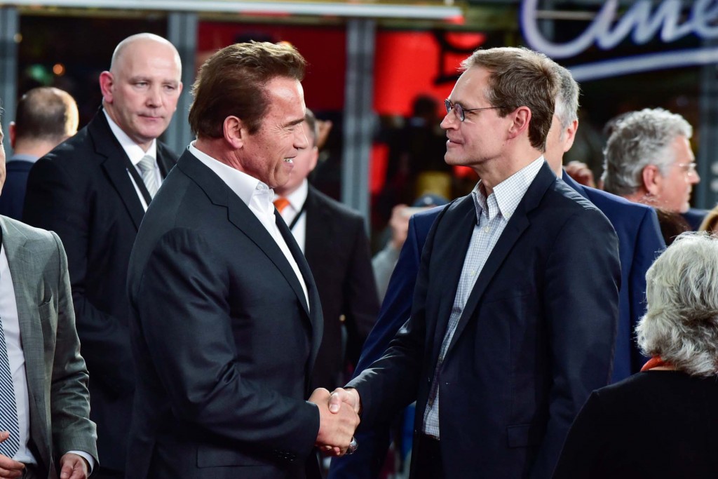 From Governator to Governer: Berlin's capo Micahel Müller has the honor of shaking hands with Arnie.