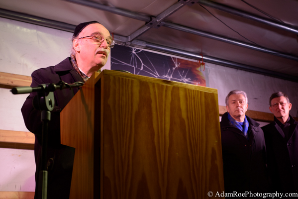Rabbi Andreas Nachama addresses the demonstrators on Oranienburgerstraße once Shabbat had ended.