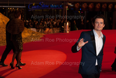 Guest star of the night Orlando Bloom (Legolas), waving to the press.