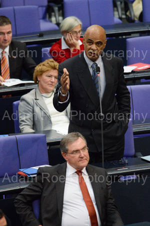 Karl-Heinz Huber (CDU/CSU) questions Ulla Jelpke (Linke) on wether or not they would accept a differentiation between migrants and asylum seeker.