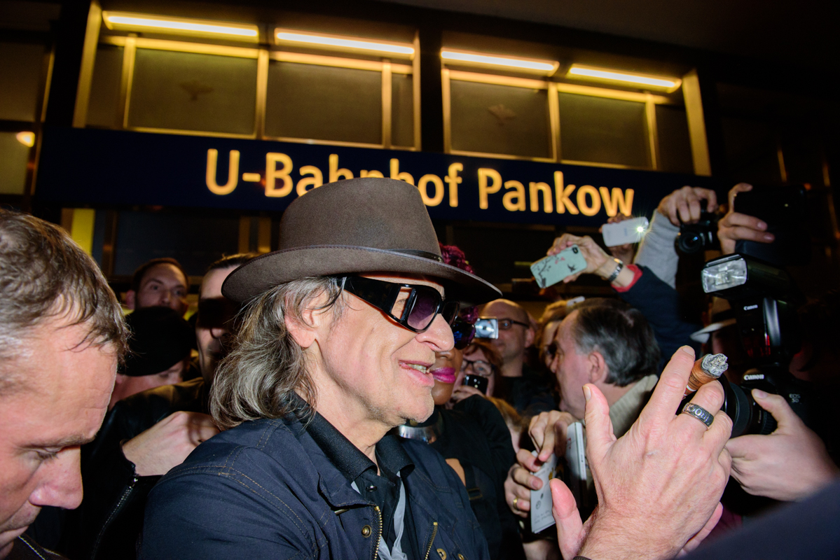 Udo Lindenberg chatting with fans in front of U-Banhof Pankow