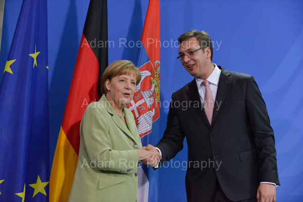 Angela Merkel and Aleksandar Vucic shake hands after adressing the press in Berlin.