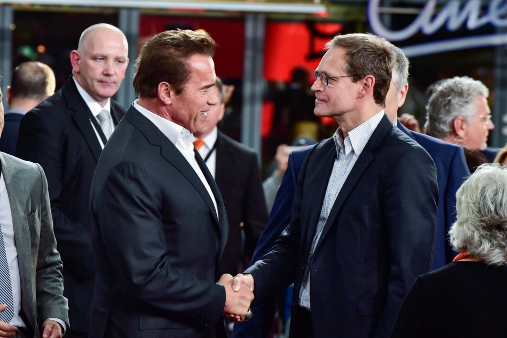 From Governator to Governer: Berlin's capo Micahel Müller has the honor of shaking hands with Arnie. 