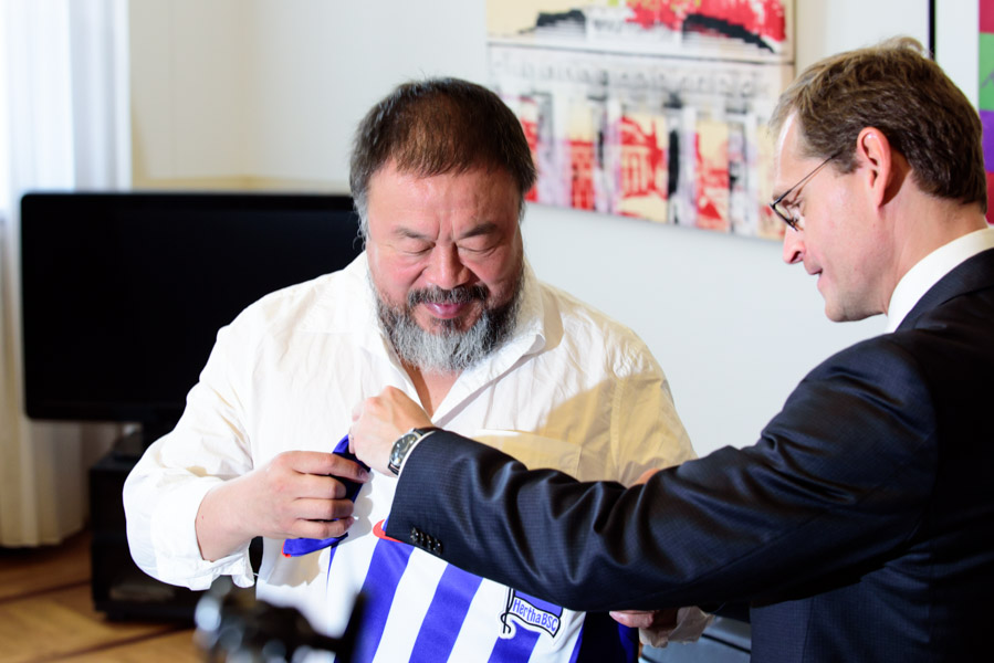 The Governor of Berlin Michael Mueller gave Weiwei a football jersey from the local team (ok, the better of the two). 