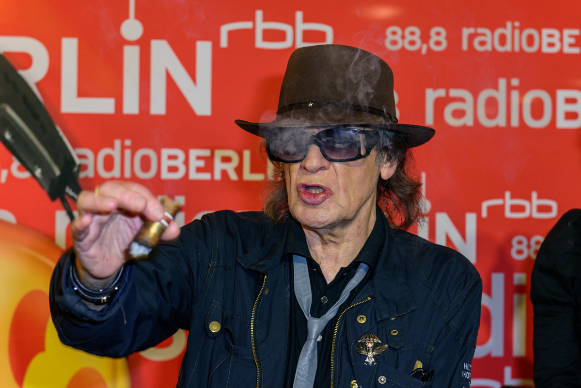 Udo Lindenberg giving an interview, pontificating with cigar. 