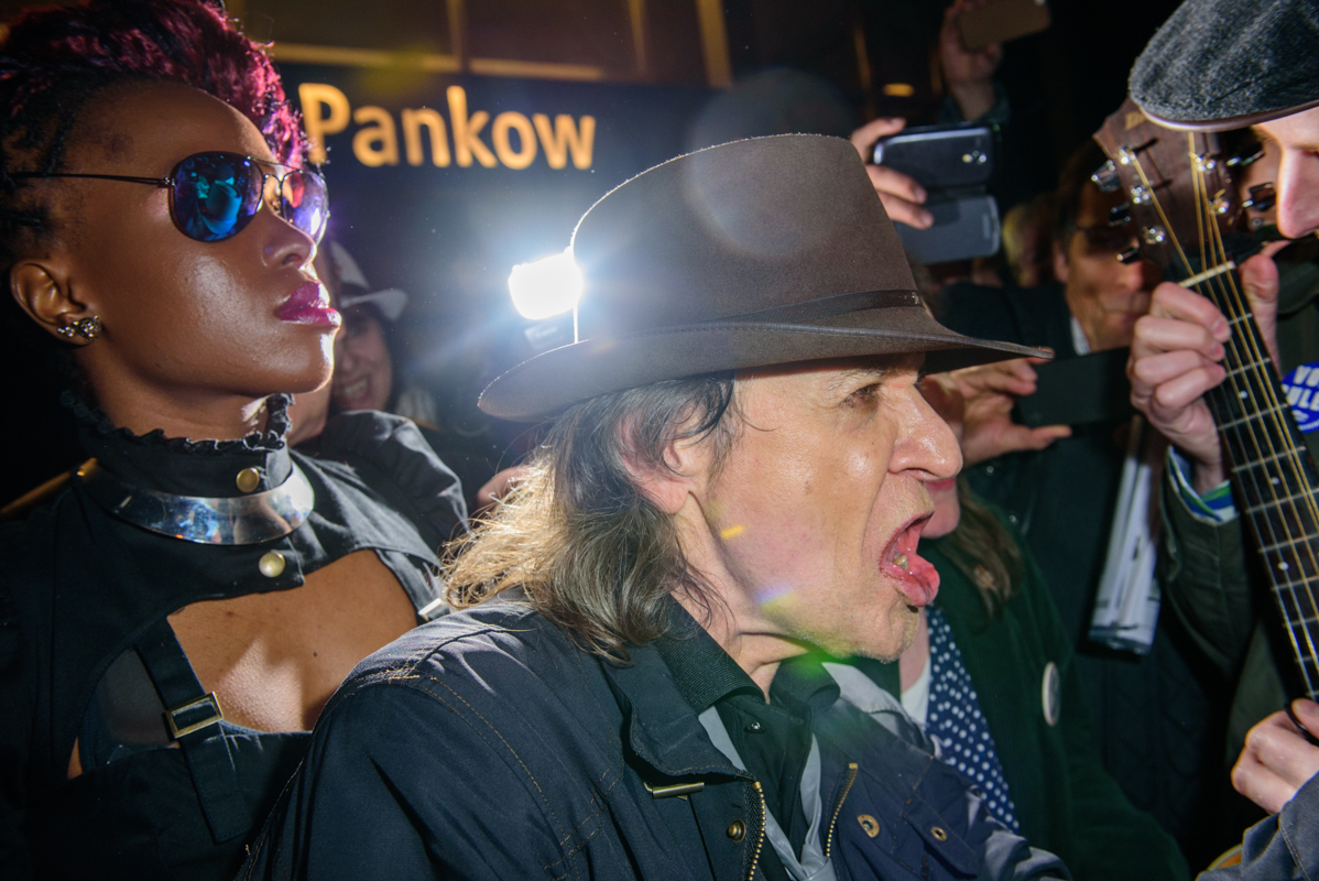 Udo Lindenberg sings the song with fans in front of U-Banhof Pankow